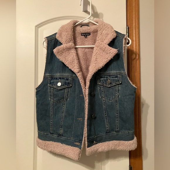 DEAR JOHN DENIM Jackets & Blazers - DEAR JOHN DENIM Women’s Sherpa Vest

Size medium 

Very soft! 

Buttons up
